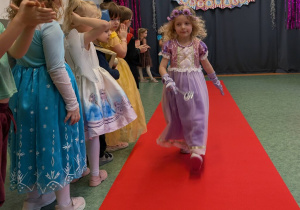 Dzieci podczas balu karnawałowego