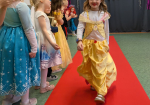 Dzieci podczas balu karnawałowego