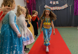 Dzieci podczas balu karnawałowego