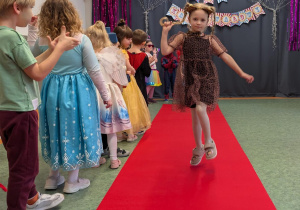 Dzieci podczas balu karnawałowego