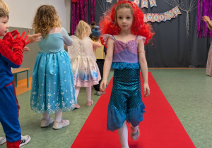 Dzieci podczas balu karnawałowego