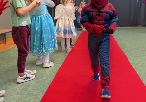 Dzieci podczas balu karnawałowego