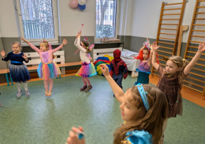 Dzieci podczas balu karnawałowego