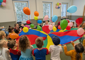 Dzieci podczas balu karnawałowego