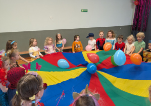 Dzieci podczas balu karnawałowego