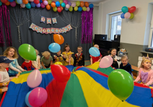 Dzieci podczas balu karnawałowego