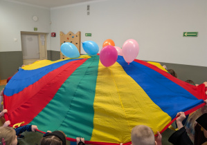 Dzieci podczas balu karnawałowego