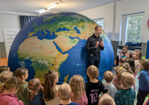 Dzieci podczas zajęć w mobilnym planetarium