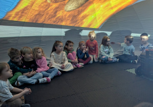 Dzieci podczas zajęć w mobilnym planetarium