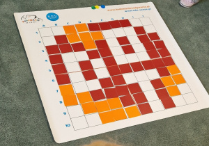 ułożony obrazek z napisem DOT