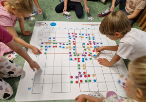 dzieci ikładaja pasujące do siebie kropki