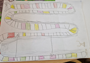 narysowana kredkami gra planszowa