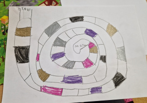 narysowana kredkami gra planszowa