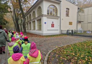 dzieci przechodzą obok budynku muzem