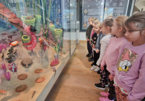 dzieci oglądają makietę fauny i flory prekambryjskiej