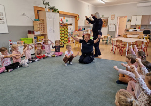 dzieci uczą się bezpiecznej reakcji na atak psa