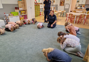 dzieci uczą się bezpiecznej reakcji na atak psa