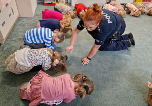 dzieci uczą się bezpiecznej reakcji na atak psa
