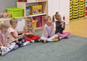 dzieci oglądają akcesowia policyjne - kajdanki i "lizak"