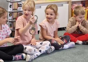 dzieci oglądają kajdanki