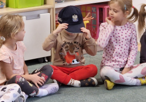 chłopiec przymierza czapkę policyjną