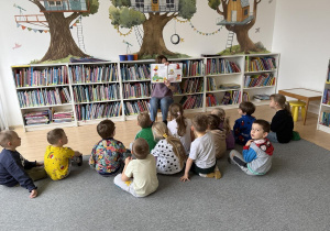 dzieci podczas zajęć bibliotecznych