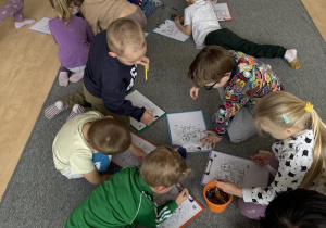 dzieci podczas zajęć bibliotecznych