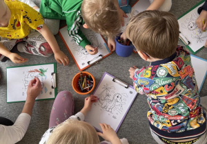 dzieci podczas zajęć bibliotecznych