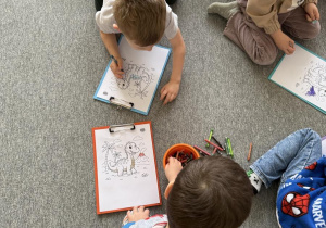 dzieci podczas zajęć bibliotecznych