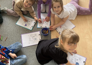 dzieci podczas zajęć bibliotecznych