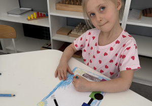 dzieci wyklejają lokomotywę z figur geometrycznych- nawiązanie do twórczości J. Tuwima