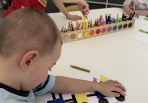 dzieci wyklejają lokomotywę z figur geometrycznych- nawiązanie do twórczości J. Tuwima