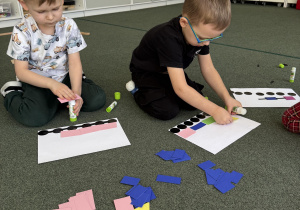 dzieci wyklejają lokomotywę z figur geometrycznych- nawiązanie do twórczości J. Tuwima