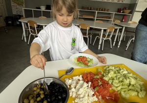 tydzień grecki- dzieci samodzielnie przygotowują sałatkę grecką