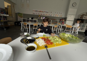 tydzień grecki- dzieci samodzielnie przygotowują sałatkę grecką