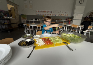 tydzień grecki- dzieci samodzielnie przygotowują sałatkę grecką