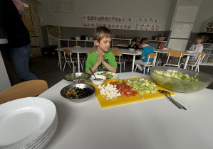 tydzień grecki- dzieci samodzielnie przygotowują sałatkę grecką