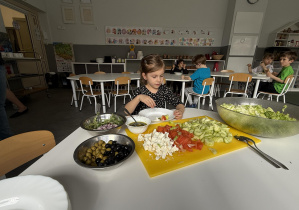 tydzień grecki- dzieci samodzielnie przygotowują sałatkę grecką