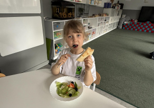 tydzień grecki- dzieci samodzielnie przygotowują sałatkę grecką