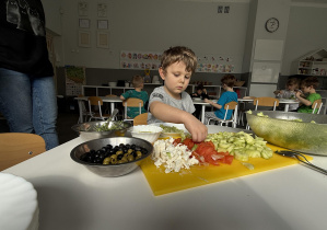 tydzień grecki- dzieci samodzielnie przygotowują sałatkę greckątydzień grecki- dzieci samodzielnie przygotowują sałatkę grecką