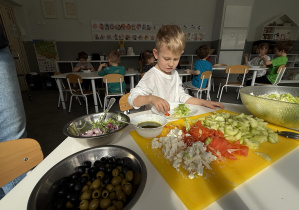 tydzień grecki- dzieci samodzielnie przygotowują sałatkę grecką