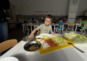 tydzień grecki- dzieci samodzielnie przygotowują sałatkę grecką