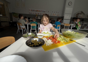 tydzień grecki- dzieci samodzielnie przygotowują sałatkę grecką