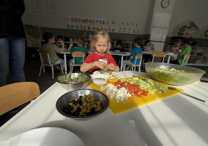 tydzień grecki- dzieci samodzielnie przygotowują sałatkę grecką