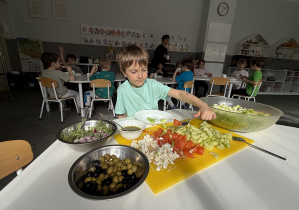 tydzień grecki- dzieci samodzielnie przygotowują sałatkę grecką