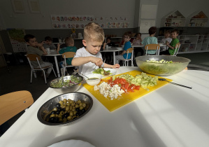 tydzień grecki- dzieci samodzielnie przygotowują sałatkę grecką