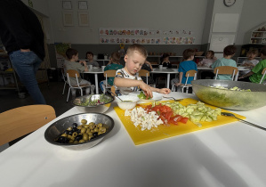 tydzień grecki- dzieci samodzielnie przygotowują sałatkę grecką