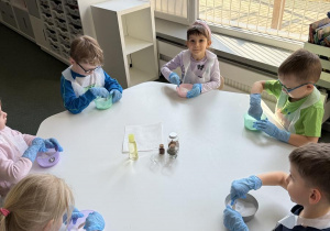 warsztaty sensoryczne- kule do kąpieli