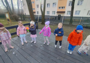 Dzieci na scenie w ogrodzie przedszkolnym