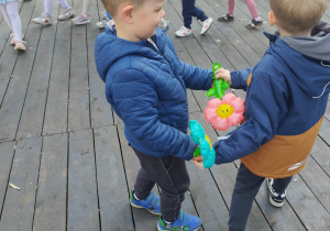 Dzieci tańczące w kole na scenie w ogrodzie przedszkolnym